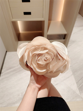 Ziedu formas vakara klučs ar mākslīgā zīda ārpusi, iekšējā odere poliester, aizvērums ar atslēgu, rokas nesēja dizains