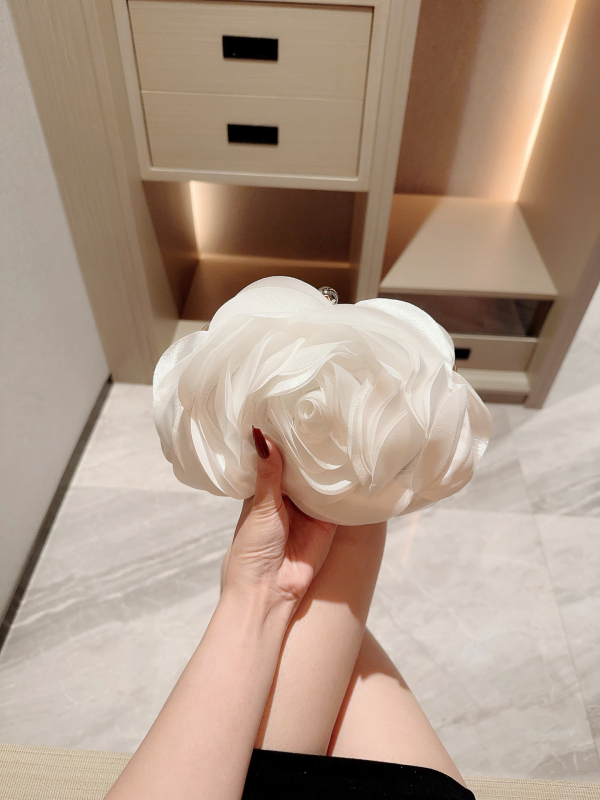 Ziedu formas vakara klučs ar mākslīgā zīda ārpusi, iekšējā odere poliester, aizvērums ar atslēgu, rokas nesēja dizains