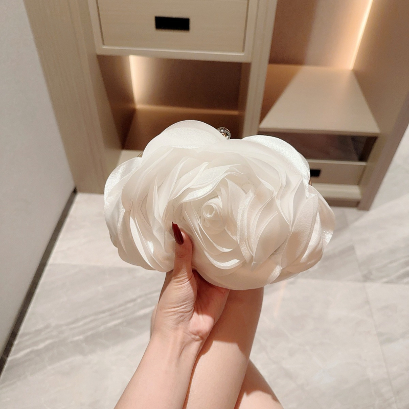 Ziedu formas vakara klučs ar mākslīgā zīda ārpusi, iekšējā odere poliester, aizvērums ar atslēgu, rokas nesēja dizains