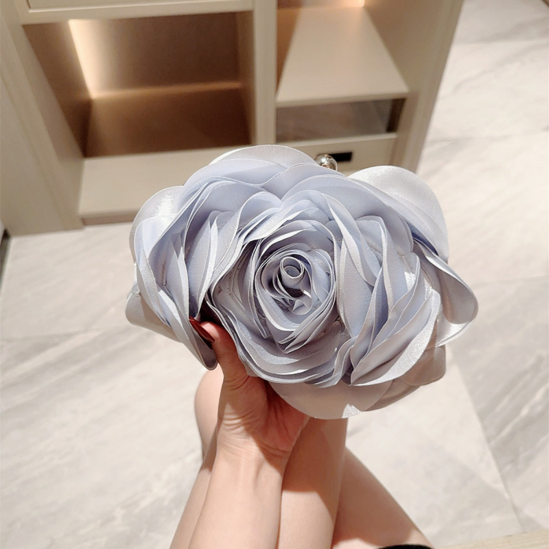 Ziedu formas vakara klučs ar mākslīgā zīda ārpusi, iekšējā odere poliester, aizvērums ar atslēgu, rokas nesēja dizains