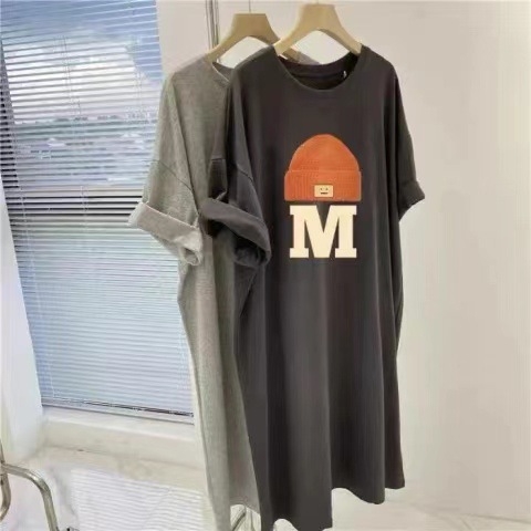 Pólóruha oldalsó hasítékkal, rövid ujjú, kerek nyakú, hossz 65-80 cm, tej-selyem anyag, poliészter 95%+