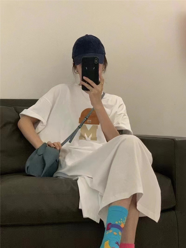 Pólóruha oldalsó hasítékkal, rövid ujjú, kerek nyakú, hossz 65-80 cm, tej-selyem anyag, poliészter 95%+