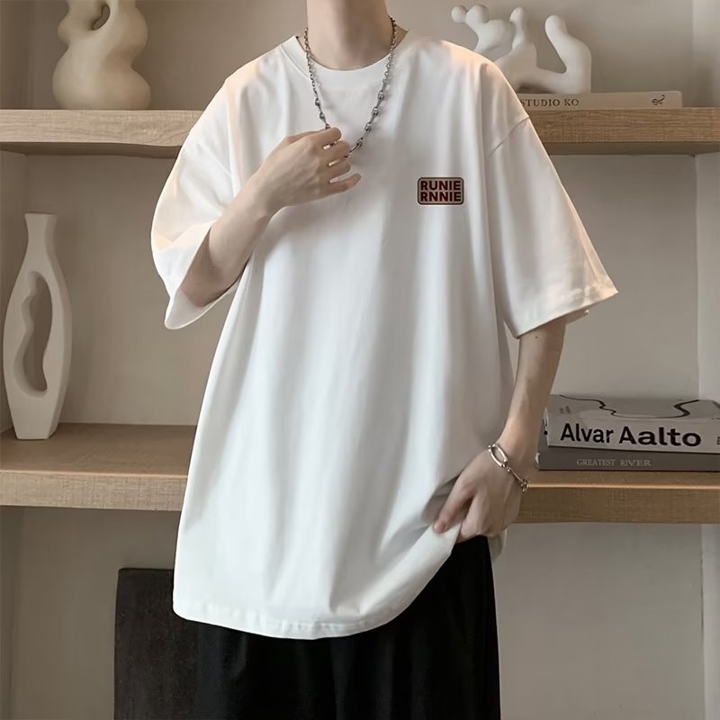 Vīriešu T-krekls brīvā piegriezuma, pusgaras piedurknes, apaļa kakla izgriezums, bez apkakles, poliesteru maisījums, drukāts ar burtiem, japāņu retro stils