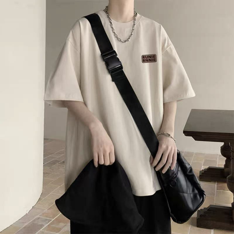 Vīriešu T-krekls brīvā piegriezuma, pusgaras piedurknes, apaļa kakla izgriezums, bez apkakles, poliesteru maisījums, drukāts ar burtiem, japāņu retro stils