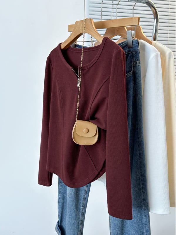 Plusz méretű női hosszú ujjú póló félcipzár dizájnnal, görbített karcsúsító sziluett, bő szabás, egyszínű