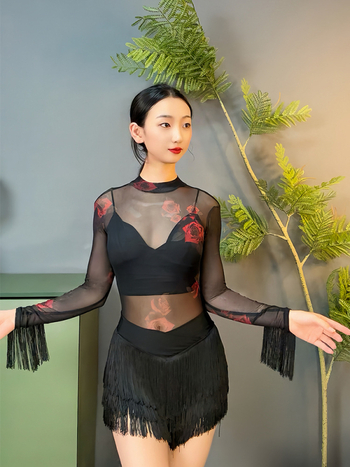 Latīņu deju kombinezons ar tīkla bārkstīšu topu un augstu apkakli, slaida mūsdienīga piegriezne; audums spandex ≤30%; rudens 2022