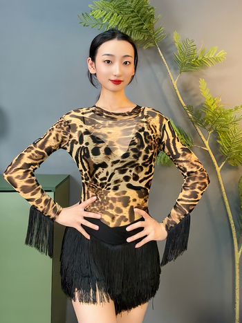 Latīņu deju kombinezons ar tīkla bārkstīšu topu un augstu apkakli, slaida mūsdienīga piegriezne; audums spandex ≤30%; rudens 2022