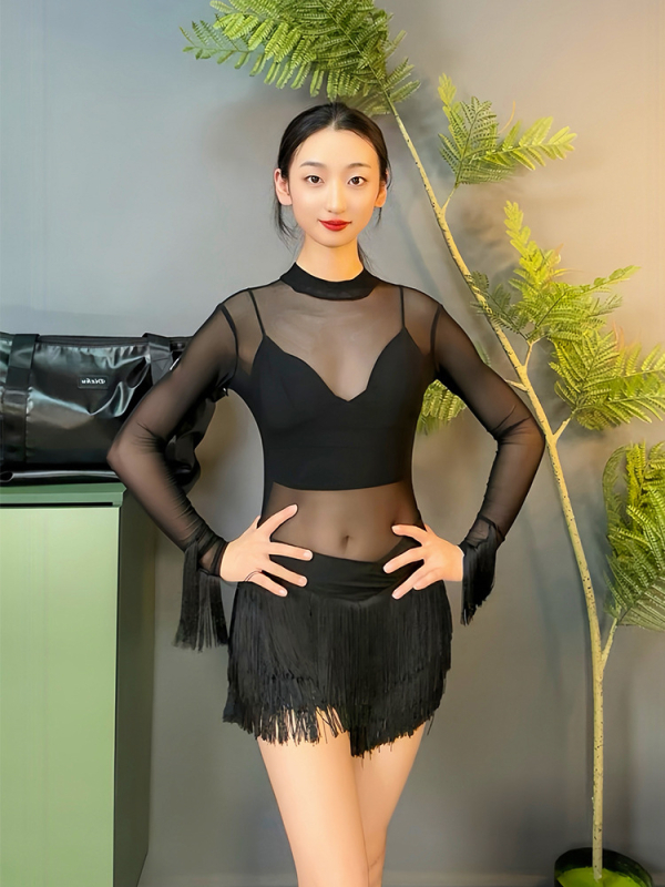 Latīņu deju kombinezons ar tīkla bārkstīšu topu un augstu apkakli, slaida mūsdienīga piegriezne; audums spandex ≤30%; rudens 2022