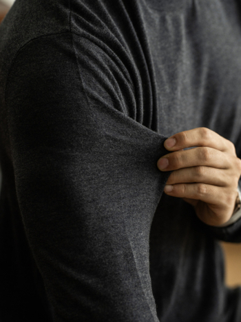 Ανδρικό πλεκτό T-shirt από μείγμα μαλλιού και μεταξιού μουριάς, στρογγυλός λαιμός, μακριά μανίκια, εφαρμοστή γραμμή