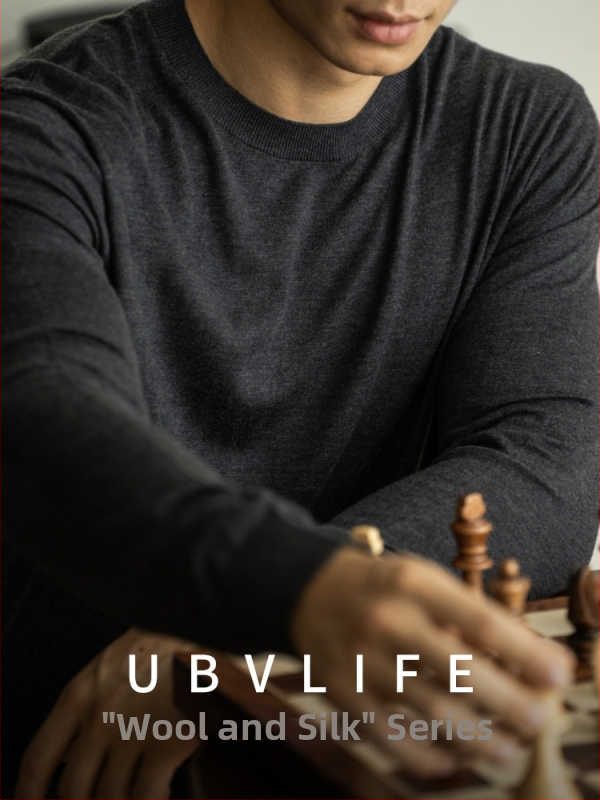 Vyrų megztas T-shirt iš vilnos ir šilko mišinio, apvali kaklo linija, ilgų rankovių, prigludęs kirpimas