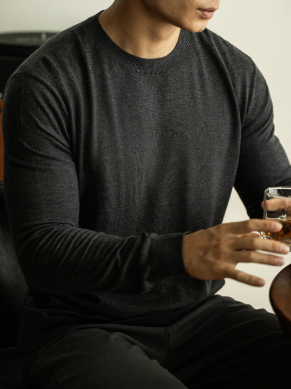 Ανδρικό πλεκτό T-shirt από μείγμα μαλλιού και μεταξιού μουριάς, στρογγυλός λαιμός, μακριά μανίκια, εφαρμοστή γραμμή