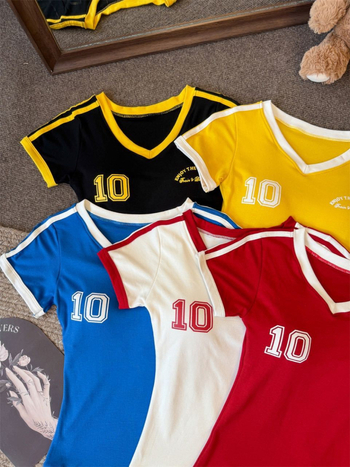 Ženski T-shirt u američkom stilu s V‑izrezom, kontrastnim ramenima, kratkim rukavima, uskim krojem i umetkom za prsni koš