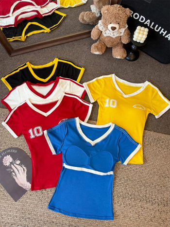 Ženski T-shirt u američkom stilu s V‑izrezom, kontrastnim ramenima, kratkim rukavima, uskim krojem i umetkom za prsni koš