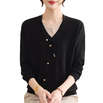 Sieviešu adīts džemperis ar garām piedurknēm, apaļš kakla izgriezums, 80–90% poliesteris saturs, parastā garums 50–65 cm