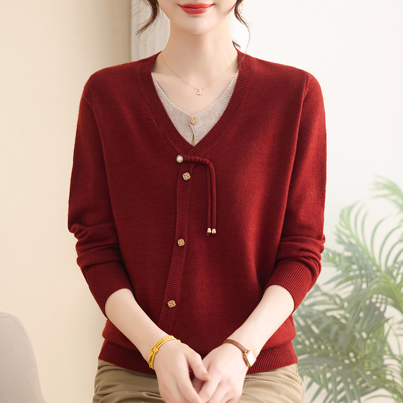 Sieviešu adīts džemperis ar garām piedurknēm, apaļš kakla izgriezums, 80–90% poliesteris saturs, parastā garums 50–65 cm