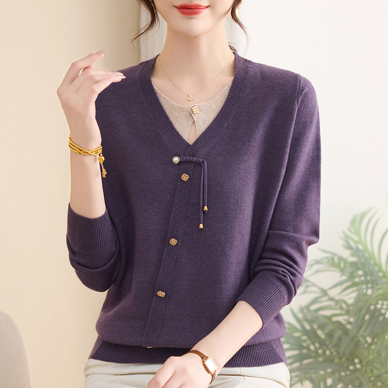 Sieviešu adīts džemperis ar garām piedurknēm, apaļš kakla izgriezums, 80–90% poliesteris saturs, parastā garums 50–65 cm