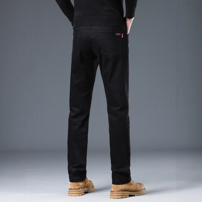Crne muške traperice od pamuka s elastanom, slim straight kroj, poslovni casual stil