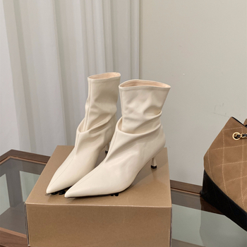 Modes zābaki sievietēm ar smailu purnu, papēdis 3–5 cm, augšējais materiāls: Super Fiber; zole: gumija