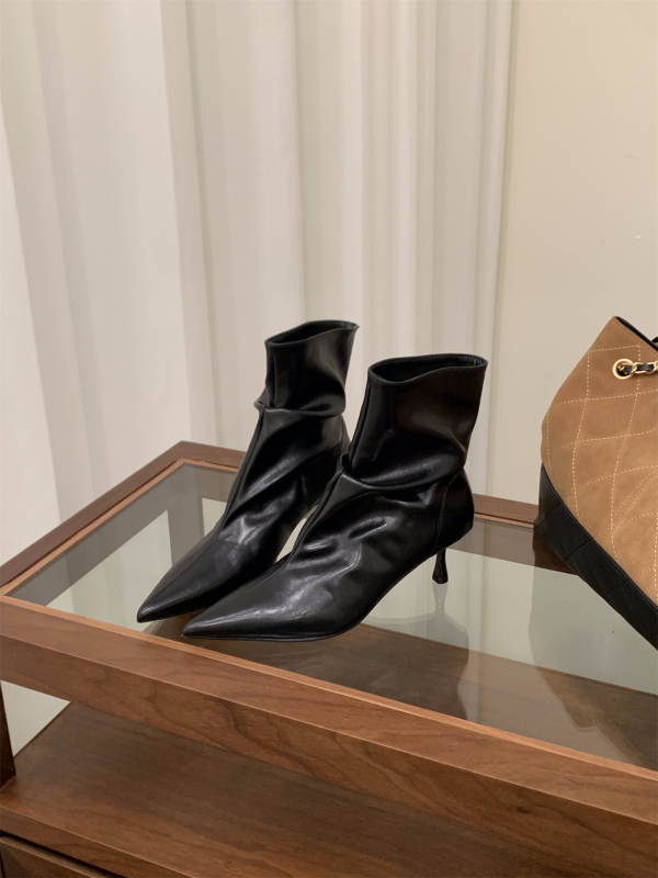 Modes zābaki sievietēm ar smailu purnu, papēdis 3–5 cm, augšējais materiāls: Super Fiber; zole: gumija