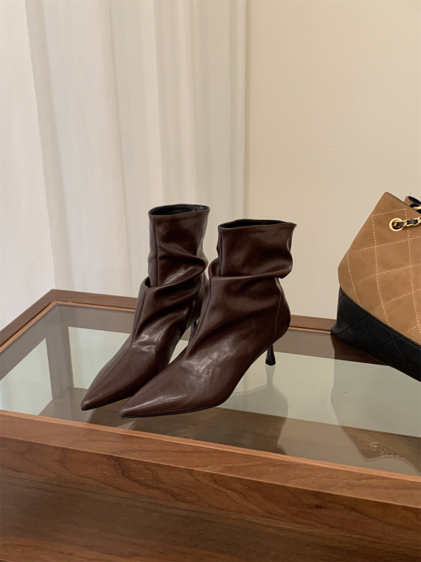 Modes zābaki sievietēm ar smailu purnu, papēdis 3–5 cm, augšējais materiāls: Super Fiber; zole: gumija