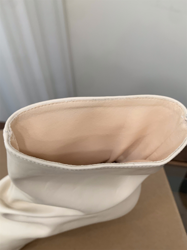 Modes zābaki sievietēm ar smailu purnu, papēdis 3–5 cm, augšējais materiāls: Super Fiber; zole: gumija