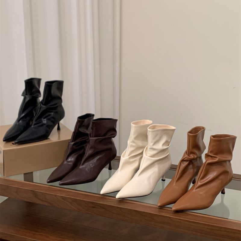 Modes zābaki sievietēm ar smailu purnu, papēdis 3–5 cm, augšējais materiāls: Super Fiber; zole: gumija