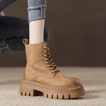 Martin zābaki ar augstu palielinošu bieza zole, vidējā garuma līdz apakšstilbam, sintētiska āda, fleece iekšējā odere, priekšējā aizdare ar šņorēm