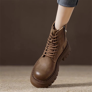 Martin zābaki ar augstu palielinošu bieza zole, vidējā garuma līdz apakšstilbam, sintētiska āda, fleece iekšējā odere, priekšējā aizdare ar šņorēm