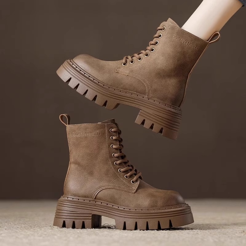 Martin zābaki ar augstu palielinošu bieza zole, vidējā garuma līdz apakšstilbam, sintētiska āda, fleece iekšējā odere, priekšējā aizdare ar šņorēm