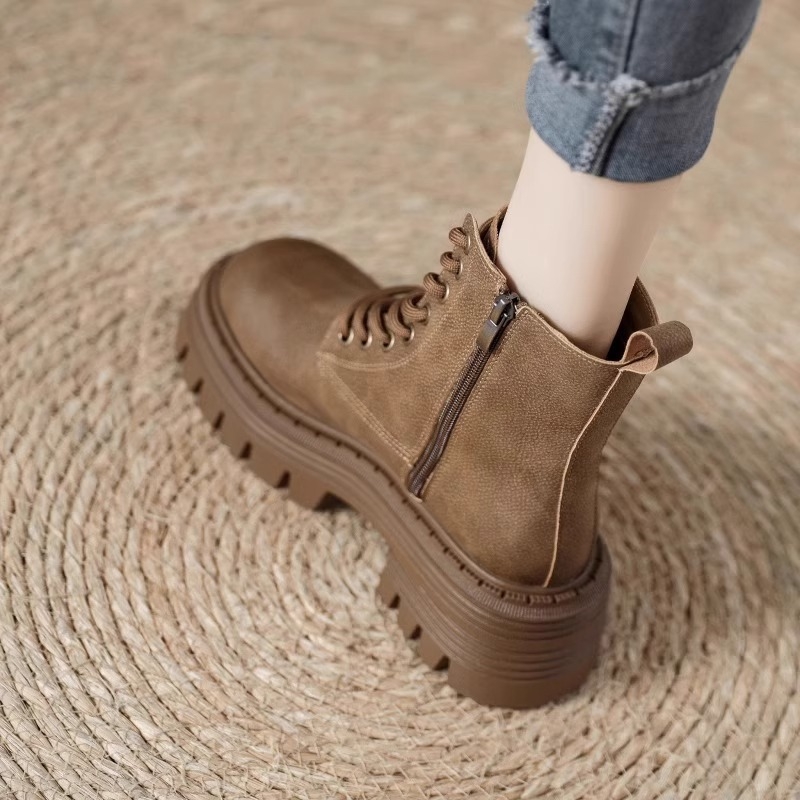 Martin zābaki ar augstu palielinošu bieza zole, vidējā garuma līdz apakšstilbam, sintētiska āda, fleece iekšējā odere, priekšējā aizdare ar šņorēm