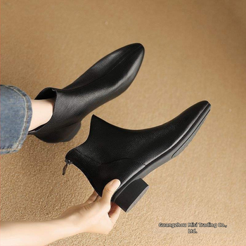 Modes zābaki sievietēm ar asi purnu, platām papēdēm, virs ceļgala, aizmugurējs rāvējslēdzējs, iekšējā odere no aitas kažoka