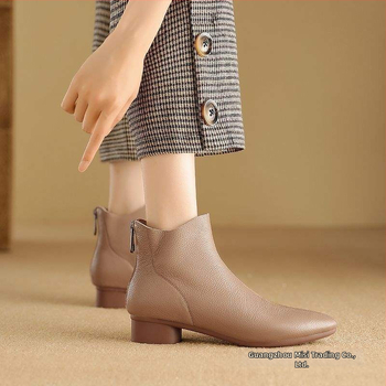 Modes zābaki sievietēm ar asi purnu, platām papēdēm, virs ceļgala, aizmugurējs rāvējslēdzējs, iekšējā odere no aitas kažoka