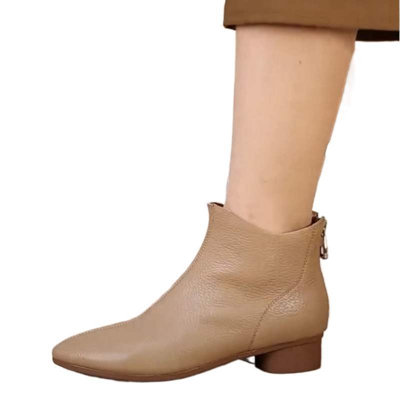 Modes zābaki sievietēm ar asi purnu, platām papēdēm, virs ceļgala, aizmugurējs rāvējslēdzējs, iekšējā odere no aitas kažoka