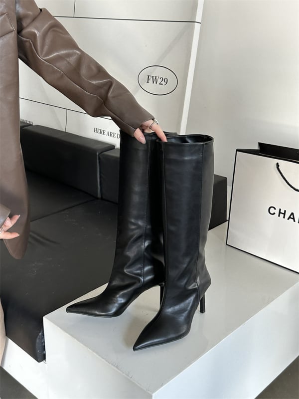 Sieviešu velūra zābaki līdz ceļiem ar smailu purnu, plāns papēdis 3–5 cm