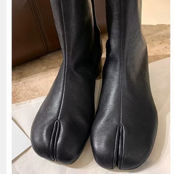 Sieviešu Martins zābaki ar split-toe dizainu, vidējais papēdis 3–5 cm, PU augšdaļa un PU odere, gumijas zole