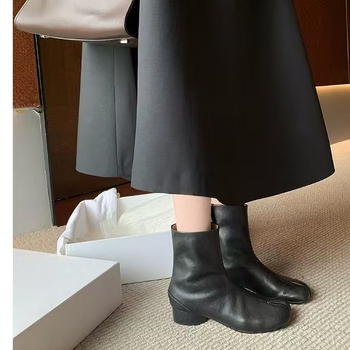 Sieviešu Martins zābaki ar split-toe dizainu, vidējais papēdis 3–5 cm, PU augšdaļa un PU odere, gumijas zole