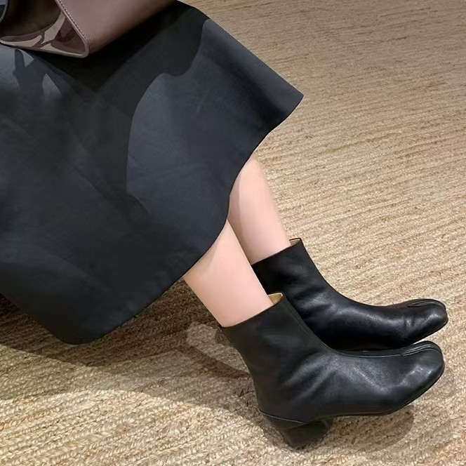 Sieviešu Martins zābaki ar split-toe dizainu, vidējais papēdis 3–5 cm, PU augšdaļa un PU odere, gumijas zole