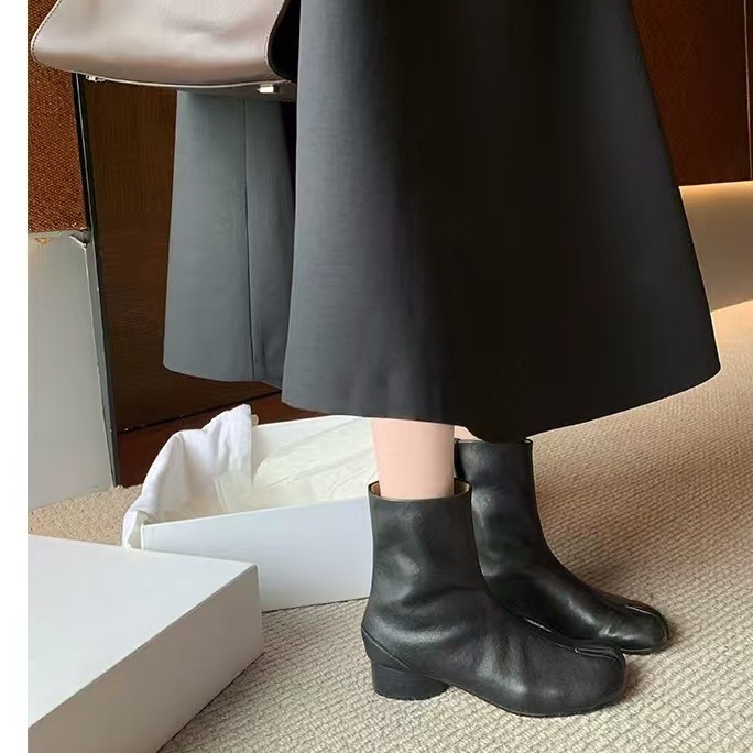 Sieviešu Martins zābaki ar split-toe dizainu, vidējais papēdis 3–5 cm, PU augšdaļa un PU odere, gumijas zole