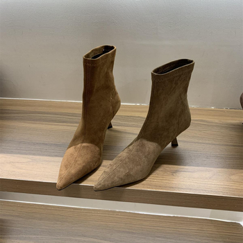 Sieviešu zābaki korejiešu stilā, asas purns, vidēja papēža augstums 3–5 cm, zems kāta augstums, iekšējais PU