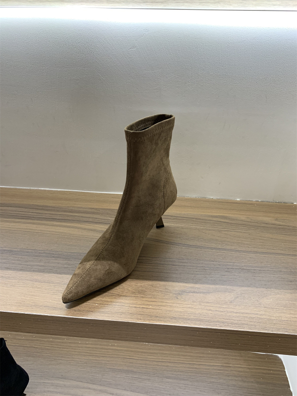 Sieviešu zābaki korejiešu stilā, asas purns, vidēja papēža augstums 3–5 cm, zems kāta augstums, iekšējais PU