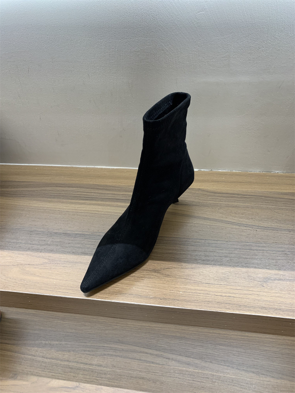 Sieviešu zābaki korejiešu stilā, asas purns, vidēja papēža augstums 3–5 cm, zems kāta augstums, iekšējais PU