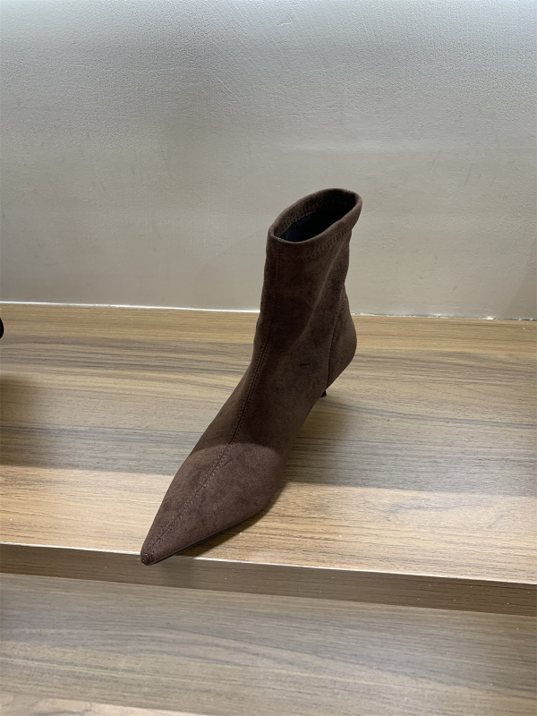 Sieviešu zābaki korejiešu stilā, asas purns, vidēja papēža augstums 3–5 cm, zems kāta augstums, iekšējais PU