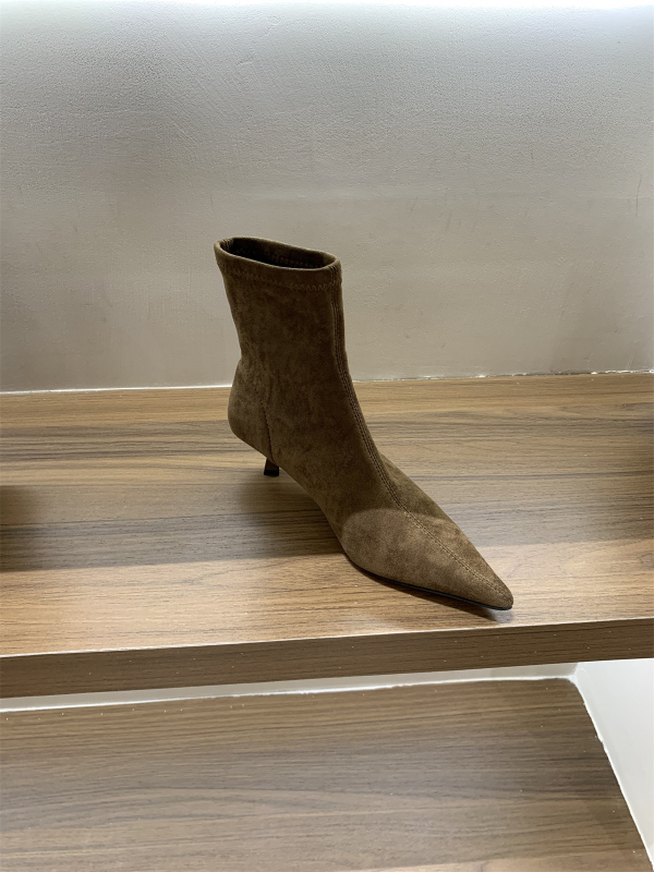 Sieviešu zābaki korejiešu stilā, asas purns, vidēja papēža augstums 3–5 cm, zems kāta augstums, iekšējais PU