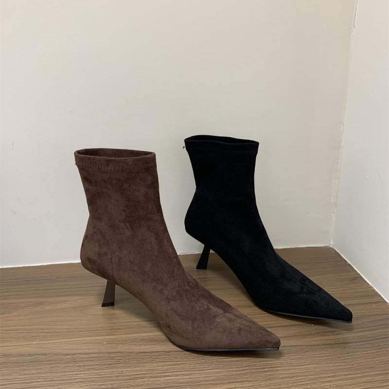 Sieviešu zābaki korejiešu stilā, asas purns, vidēja papēža augstums 3–5 cm, zems kāta augstums, iekšējais PU