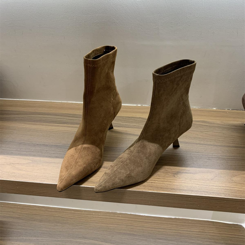 Sieviešu zābaki korejiešu stilā, asas purns, vidēja papēža augstums 3–5 cm, zems kāta augstums, iekšējais PU