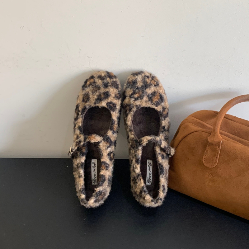 Leopardų rašto Mary Jane plokščiakulnės bateliai, velūro viršutinė dalis, dirbtinis trumpas pūkų pamušalas, sagtis, žemas kulnas, rudens–žiema 2025
