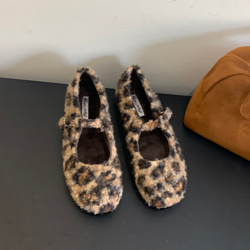 Leopardų rašto Mary Jane plokščiakulnės bateliai, velūro viršutinė dalis, dirbtinis trumpas pūkų pamušalas, sagtis, žemas kulnas, rudens–žiema 2025