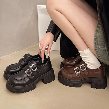 Loafers din piele pentru femei, cataramă metalică – vârf rotund, partea superioară din piele de vițel, înălțime a tocului 6–8 cm, talpă din cauciuc spumos, branț PU