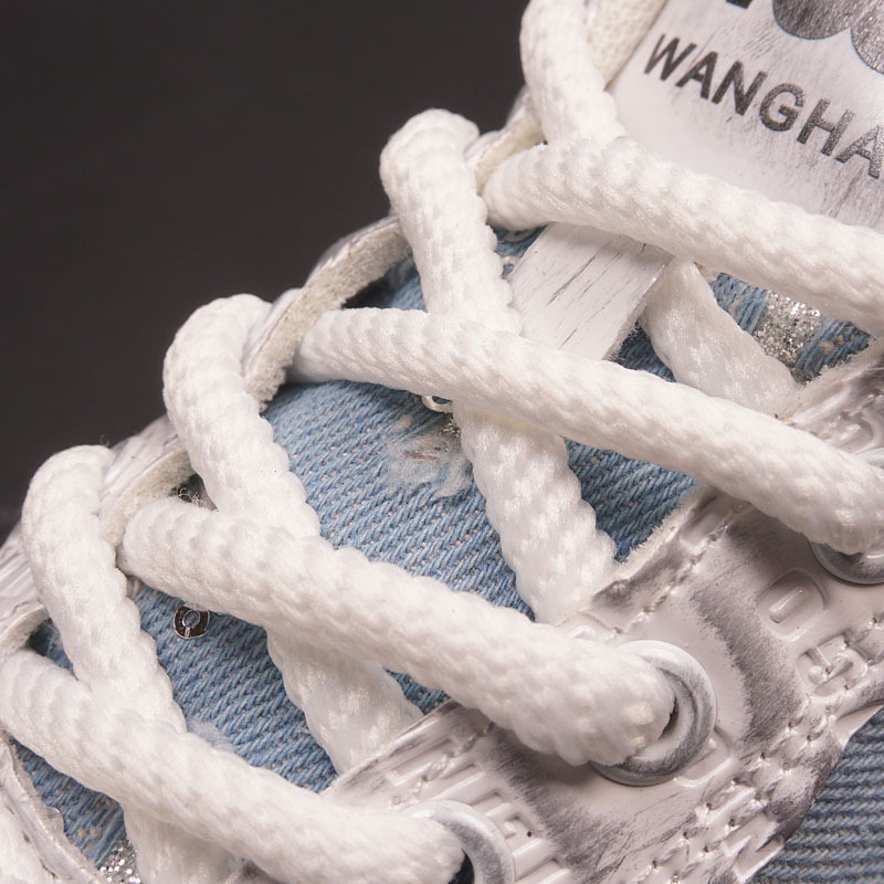 Vintažas sporta apavi ar zemiem augšpusi, apaļš purns, mikrošķiedras virsdaļa, gumijas zole, 3–5 cm papēdis