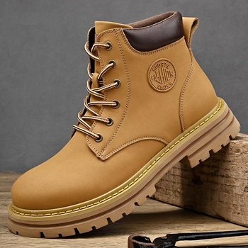 Vīriešu Martin zābaki no īstas liellādas ādas, bieza gumijas zole, plīša iekšējā odere, vidēja augstuma papēdis 3–5 cm, apaļa purngala